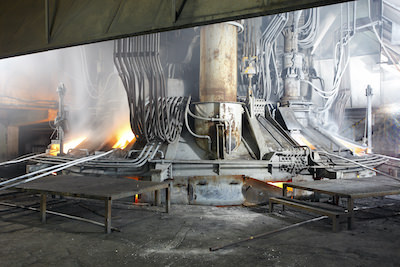 Feuerschutzschlaeuche_Kabelschutz_fuer_Steuerkabel_Giesserei_Schutz_vor_Funkenflug_1500_Grad